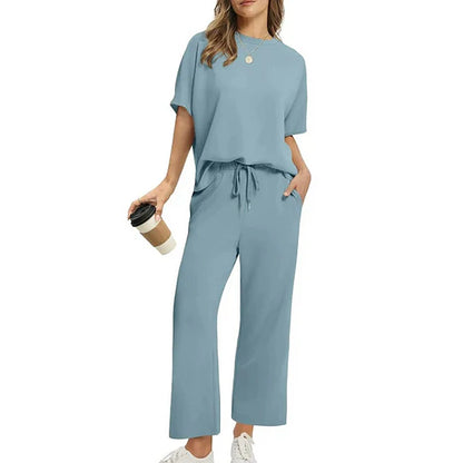 Ensemble femme composé d'un haut à manches courtes décontracté et d'un pantalon à chevilles