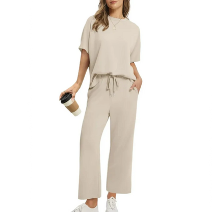 Ensemble femme composé d'un haut à manches courtes décontracté et d'un pantalon à chevilles